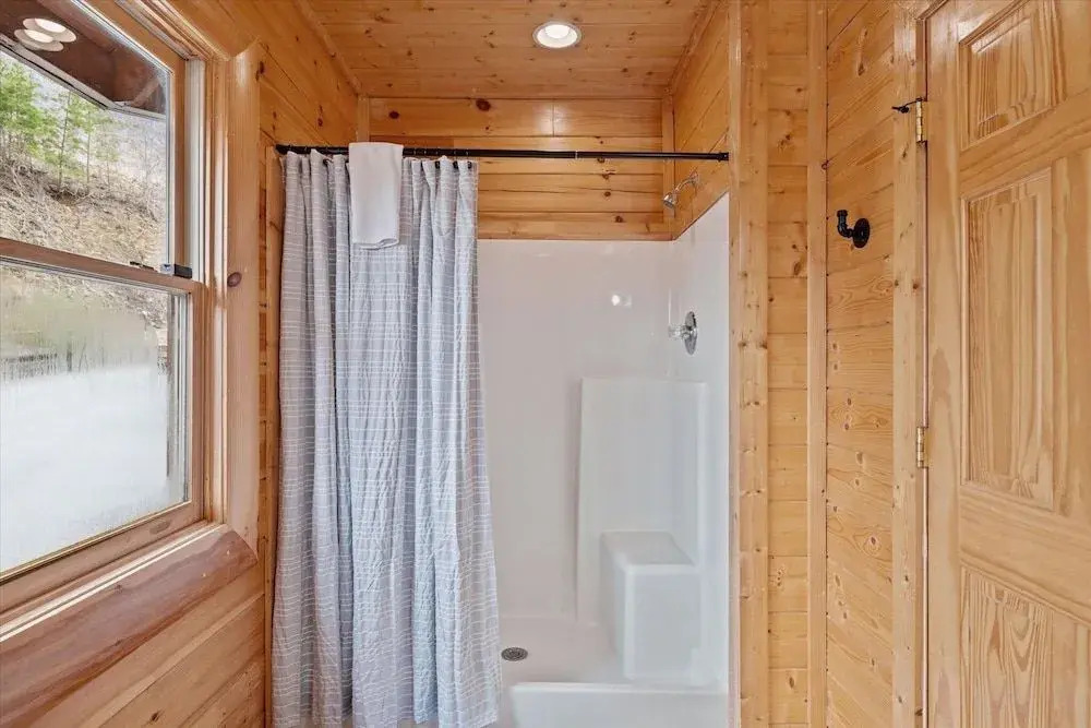 Blue Ridge Refuge 8 Bedroom Cabin by Redawning