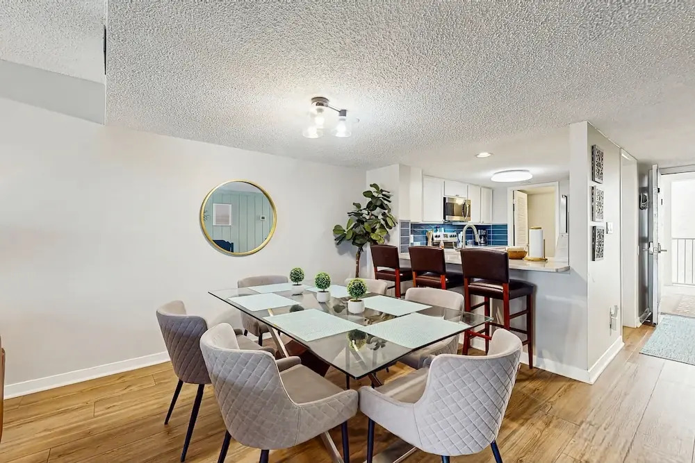 Sun-kissed Condo in Prime Location W/shared Pool, Private W/d, Free Wifi, AC