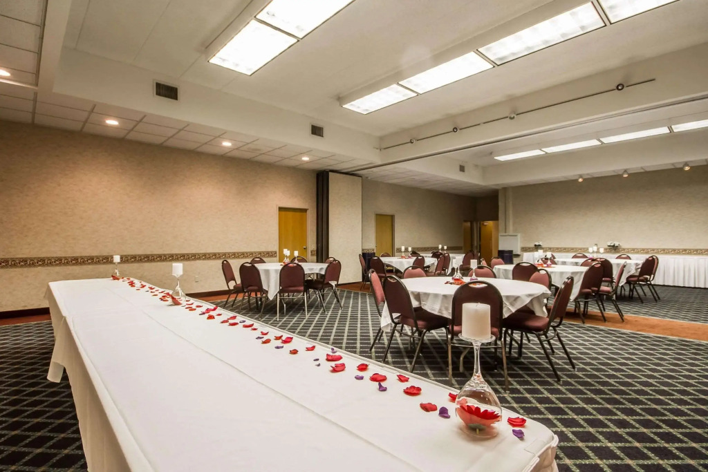 Comfort Inn & Suites Madison - Airport
