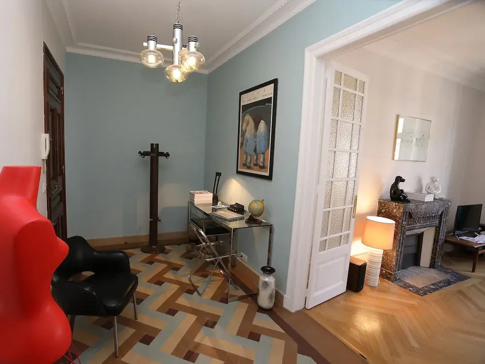 Annecy elegant downtown lakeview apartment