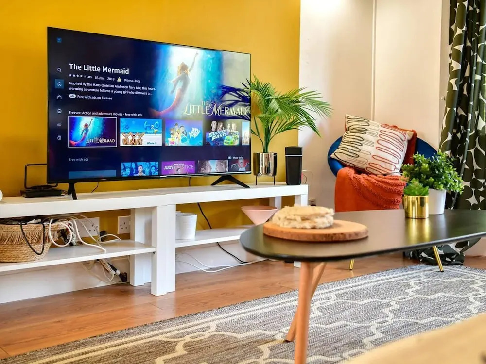 House - Sleeps up to 9 & Free Parking