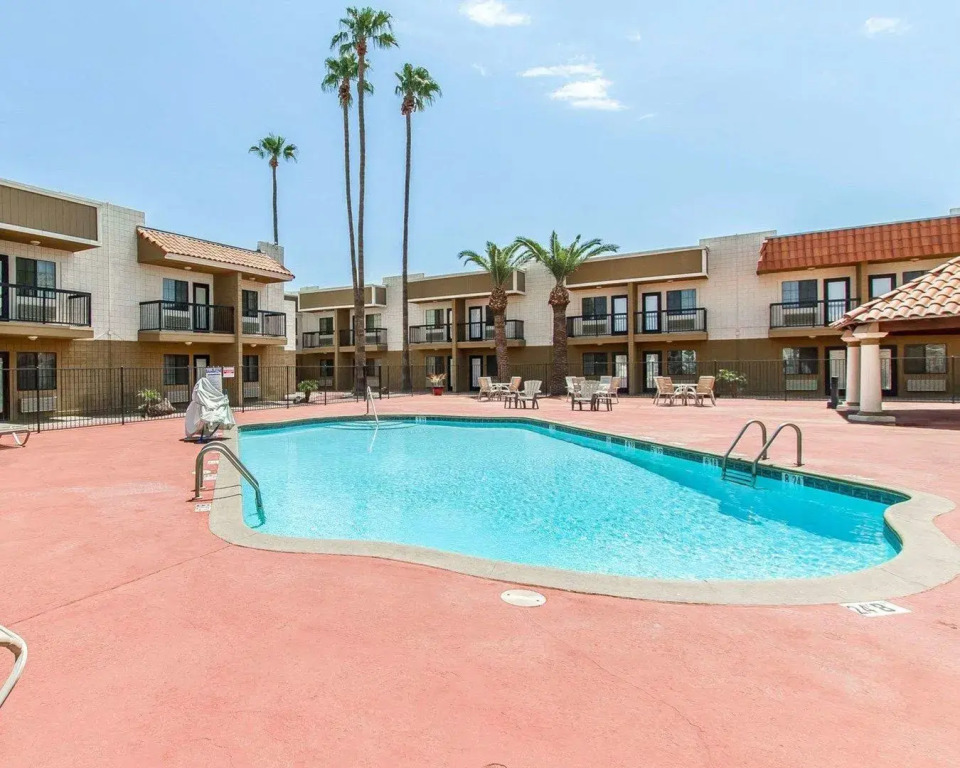 Econo Lodge Inn & Suites