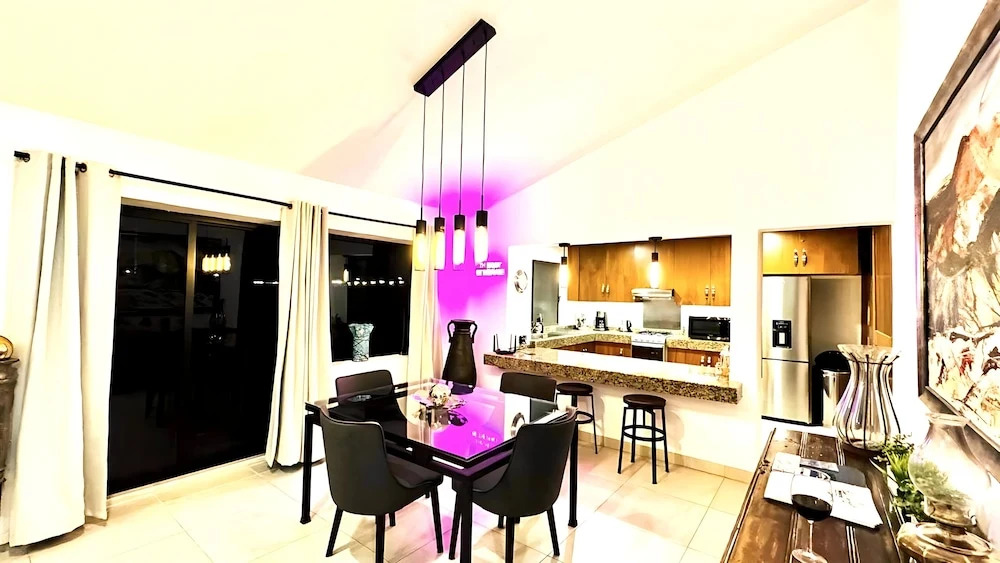 Luxurious 3 Bedroom in Ajijic - Sleeps 6 - Private Gym - Pickleball Court -
