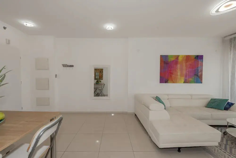 Superior & Spacious.over TLV Mall