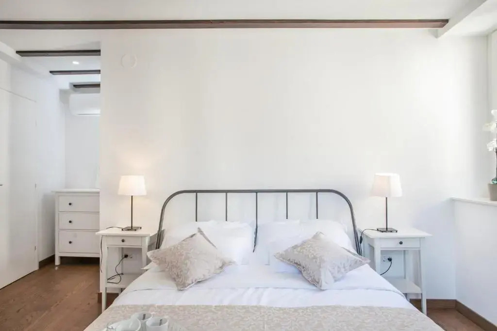 Tinel Longo, holiday home for up to 8, city center, BBQ, terrace