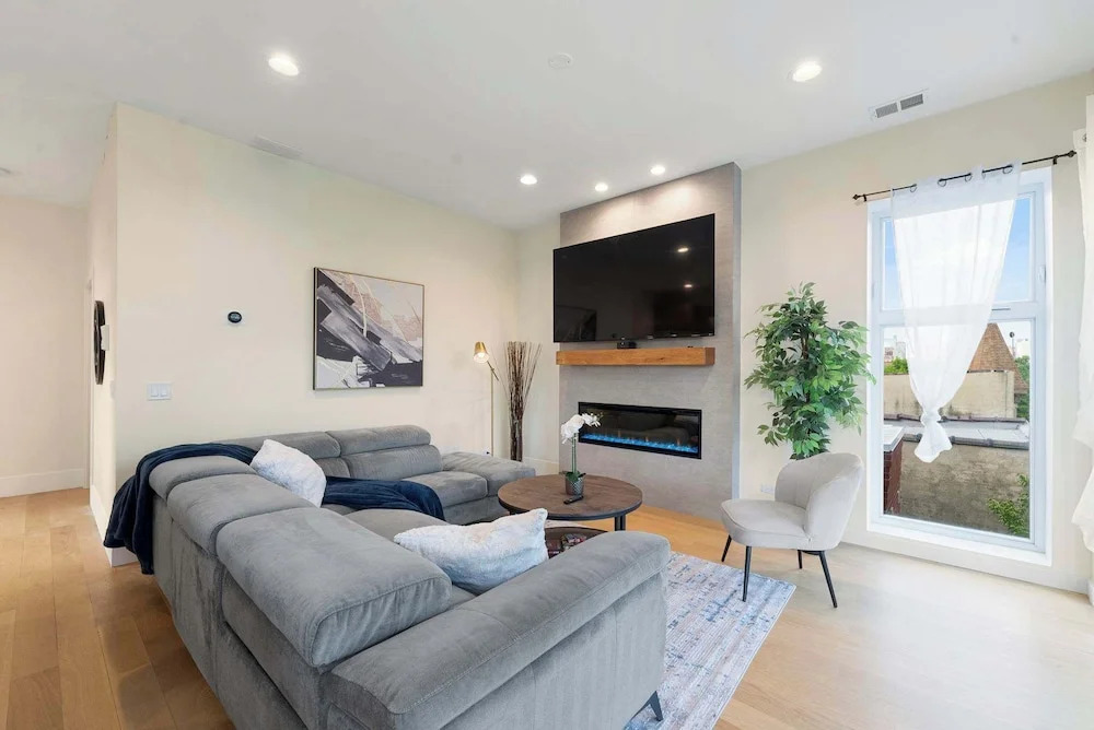 New 3bed 2bath Condo With Parking by United Center