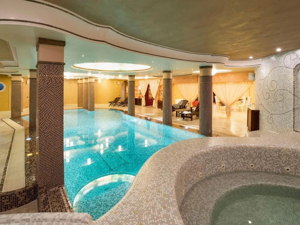 Luxurious villa with pool and wellness area at 2 km from the beach-VILLA DEL DRAGO