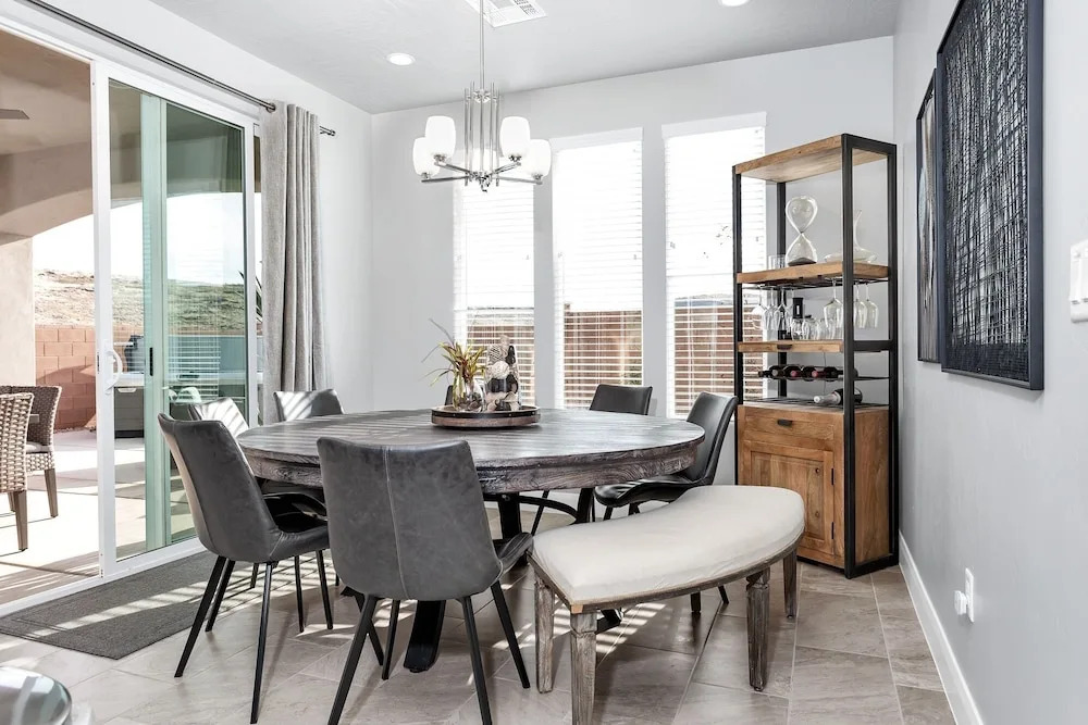 Desert Living 5 Bedroom Home by RedAwning