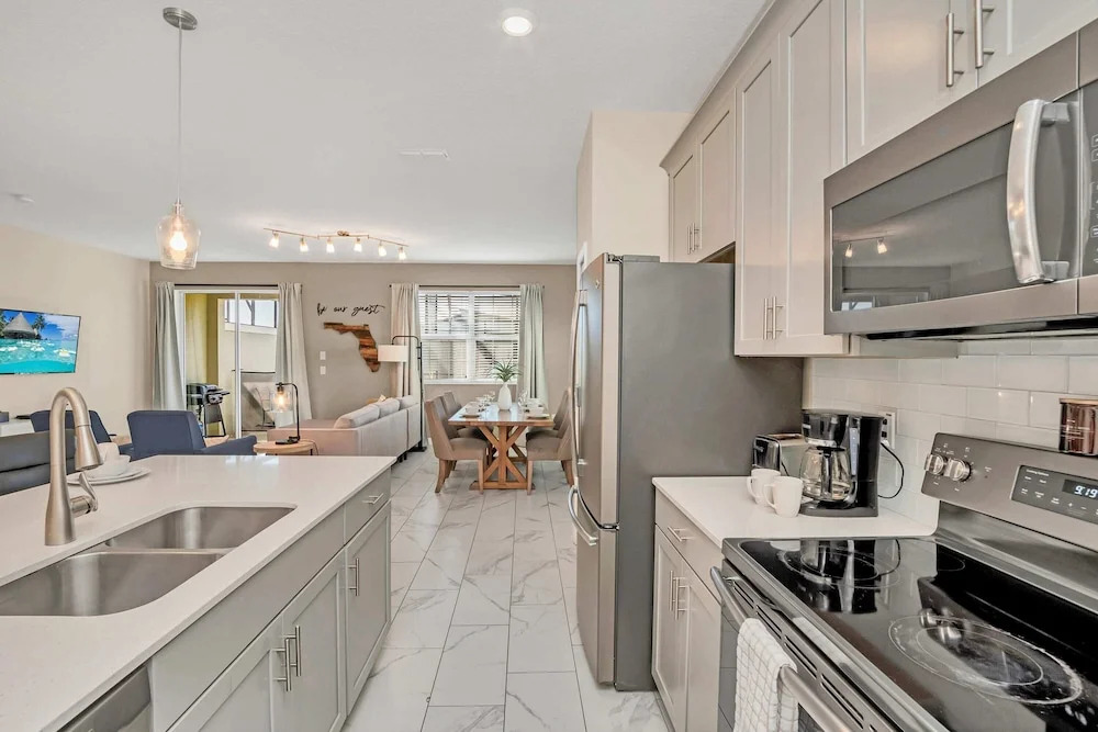 Lake View and Mickey Room! Stunning Home! #5sl851