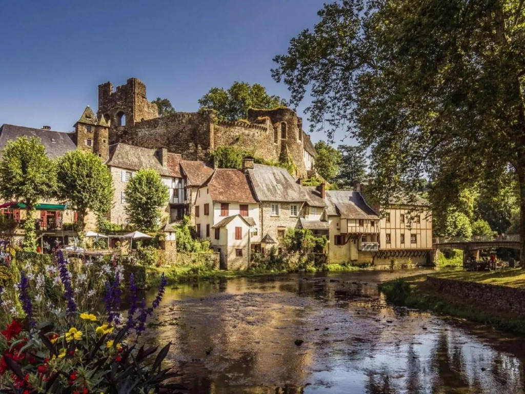 Charming holiday home in Ségur-le-Château with parking