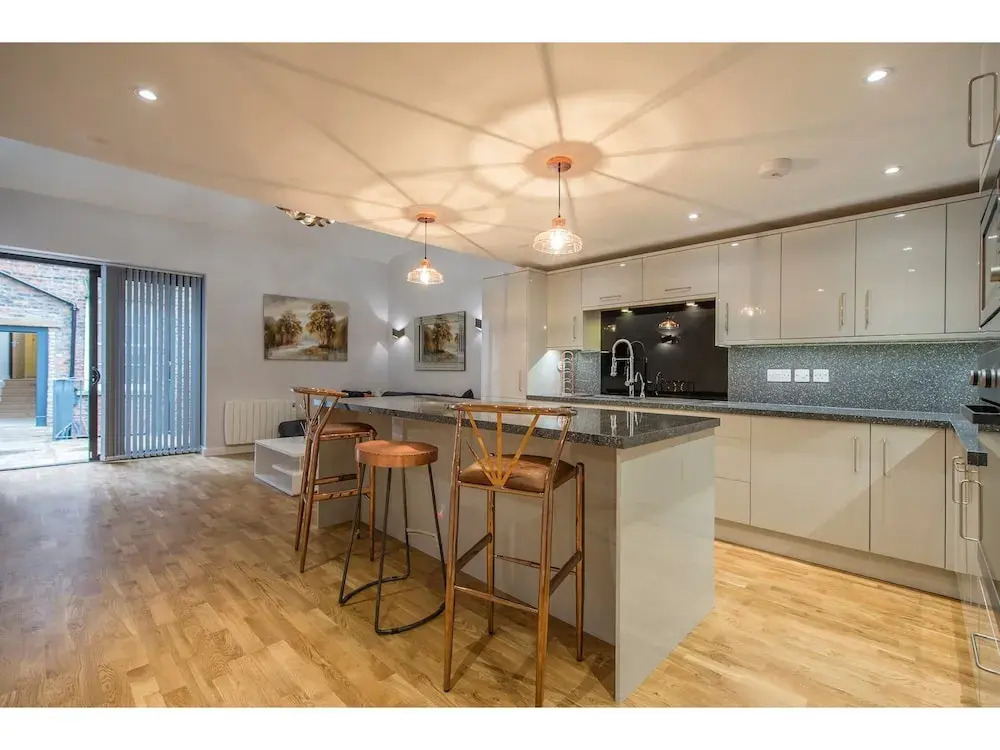 Modern, Stunning and Elegant 2 Bedroom Apt for 4