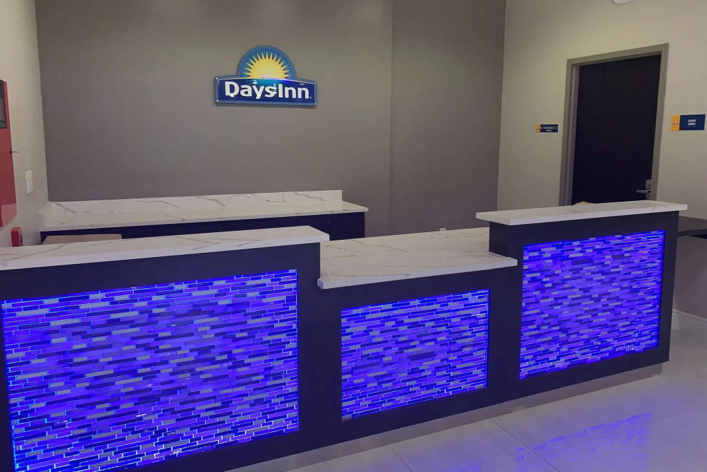 Days Inn & Suites by Wyndham Tomball Houston NW