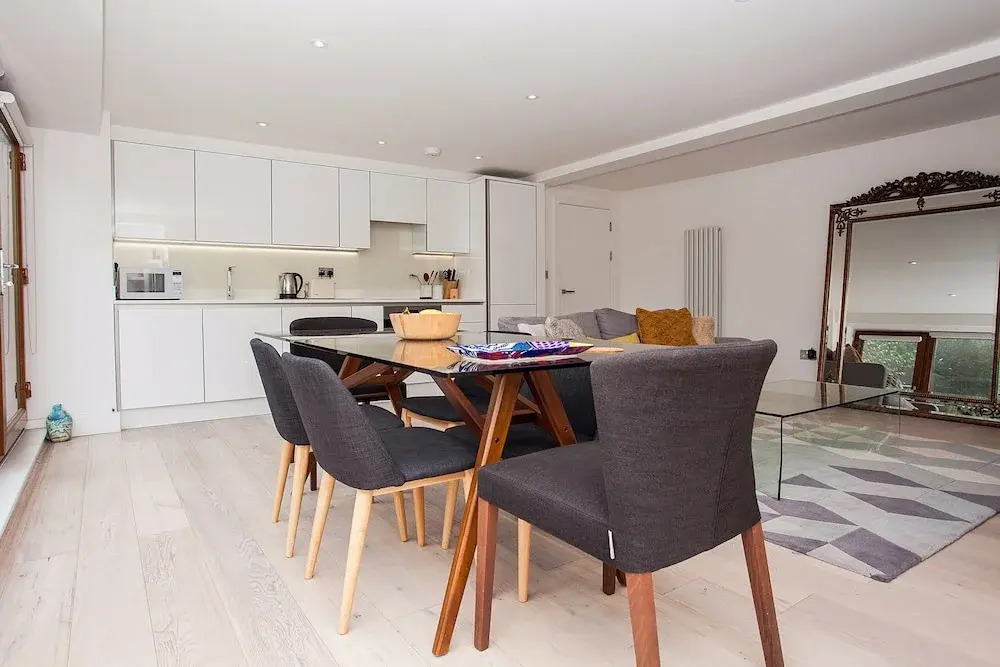 Spacious East London 2 Bedroom Apartment Sleeps 4