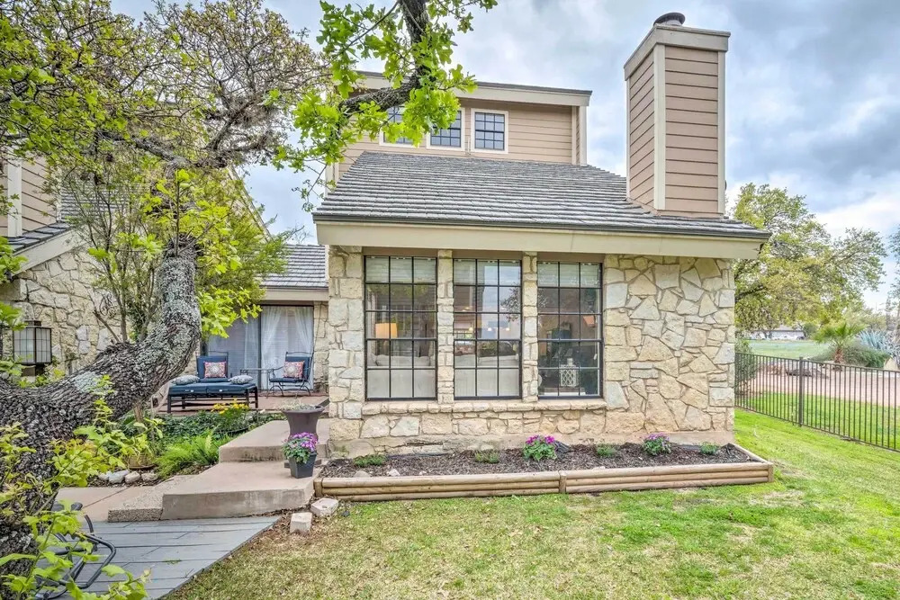 Horseshoe Bay Townhome w/ Patio & Outdoor Pool!