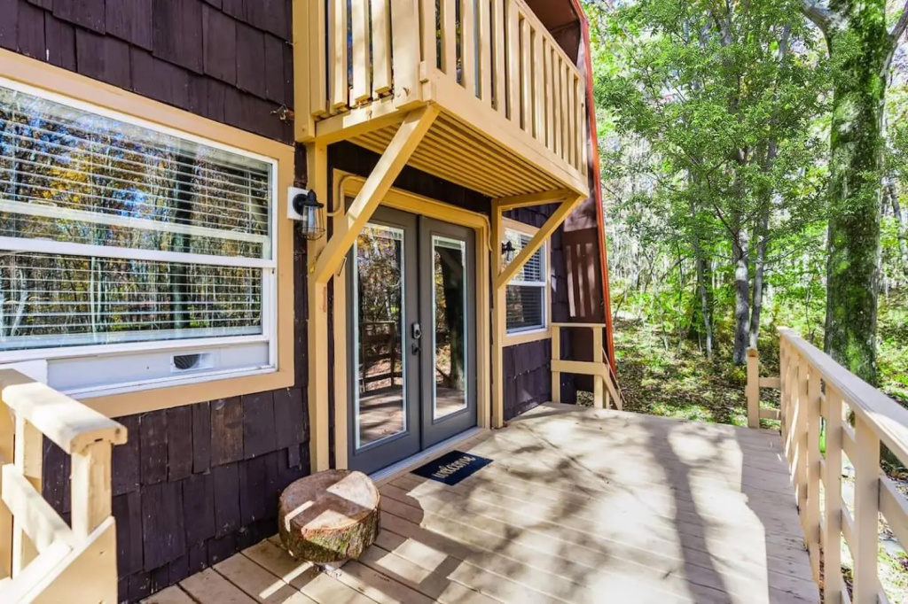Private Lake&Beach Cabin, Golf, Fire Pit, & WiFi