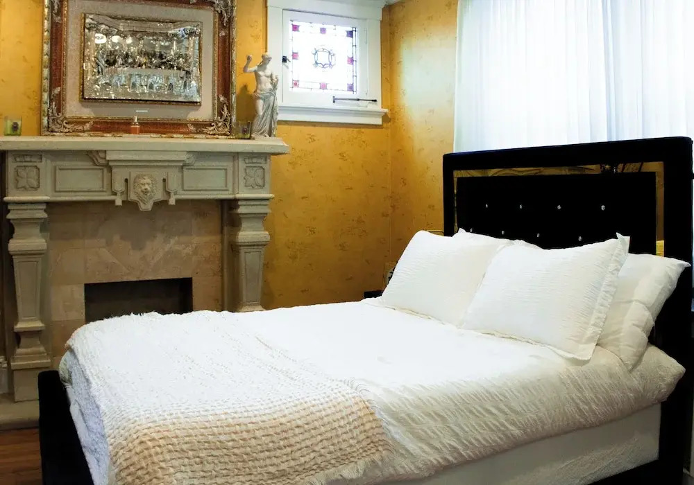 Chateau Connellsville MCM Minimalist Suite