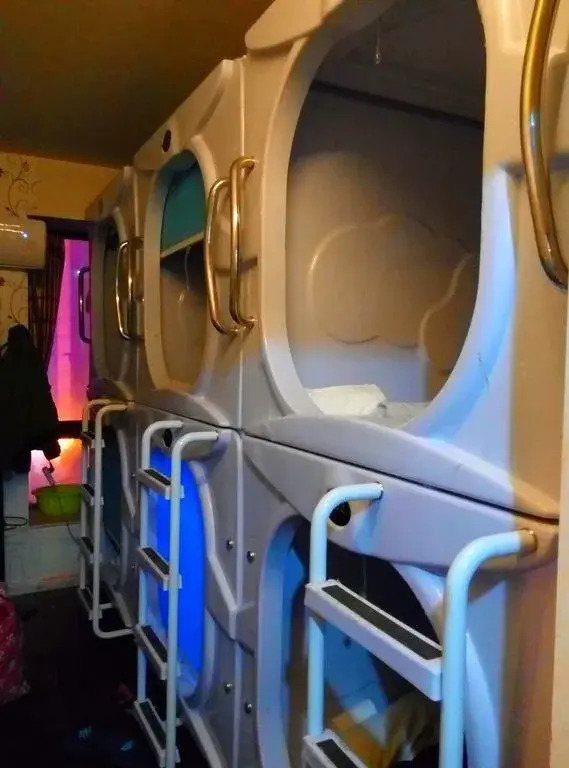 Meet Space capsule Youth Hostel