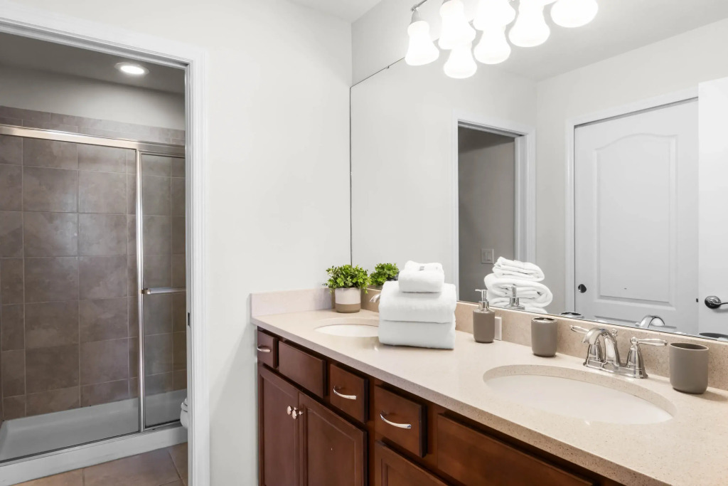 2422DUBAI, Kissimmee, US