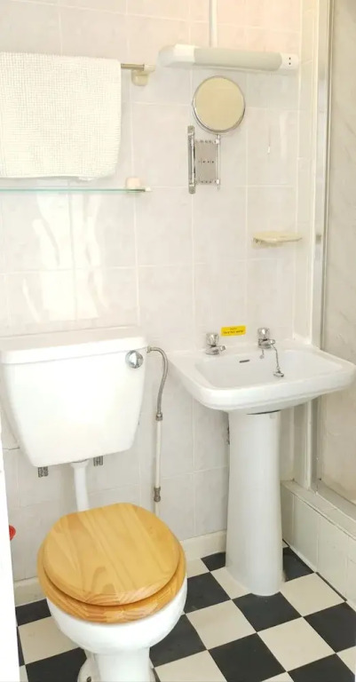 The Charlton - Sea Front Apartments & Studio Rooms