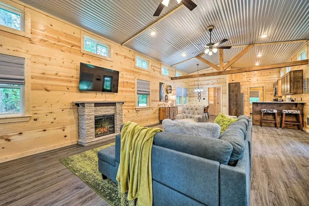 Stylish Cabin by Beavers Bend: Hot Tub & Fire Pit