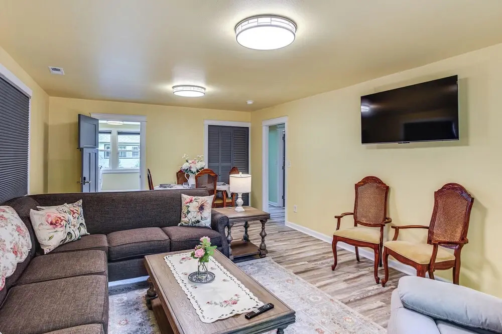 2 Mi to Dtwn Tacoma: Charming Home w/ Deck & Yard!