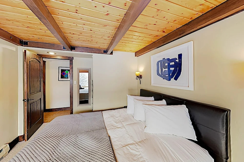 New Listing! Mountain Views By Lionshead - Hot Tub 3 Bedroom Condo