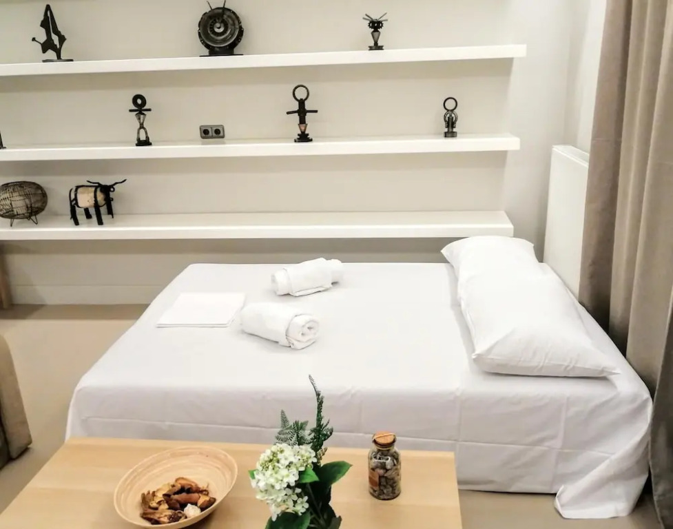 Luxurious Minimal Apartment in Acropolis