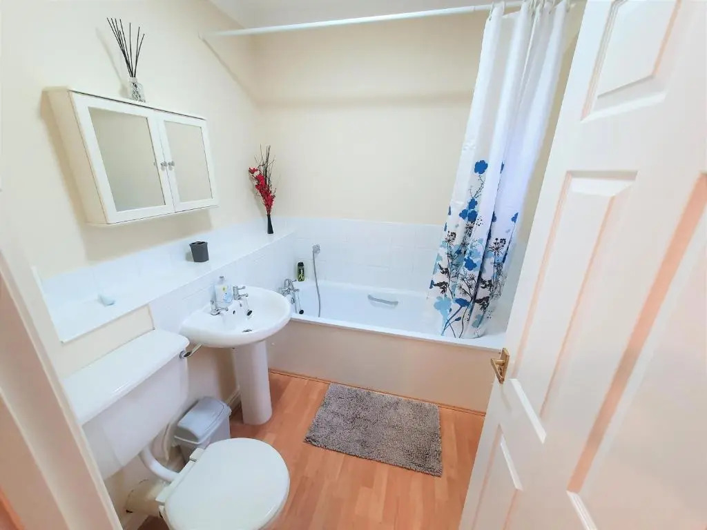 Friars Walk 2 with 2 bedrooms, 2 bathrooms, fast Wi-Fi and private parking
