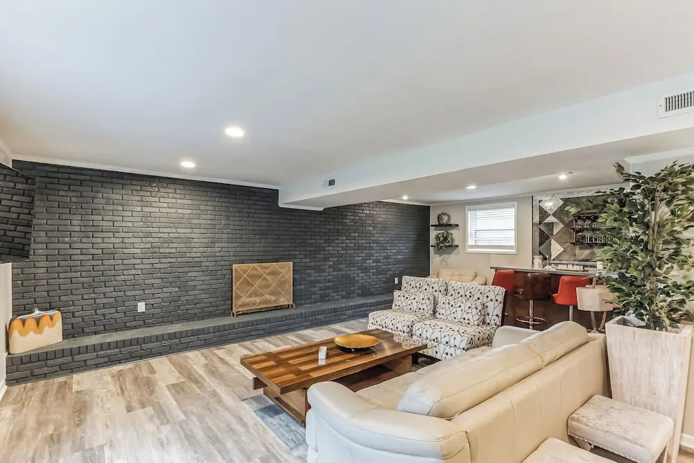 Luxurious 4BR Home, Pet Friendly!