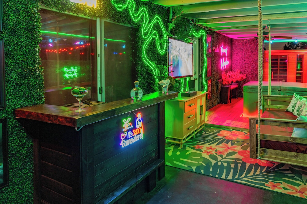Poolside Nights & Neon Vibes! Scottsdale Escape
