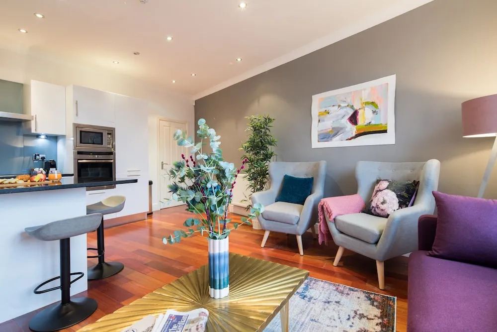 The Kensington Gardens - Modern & Bright 2BDR Flat