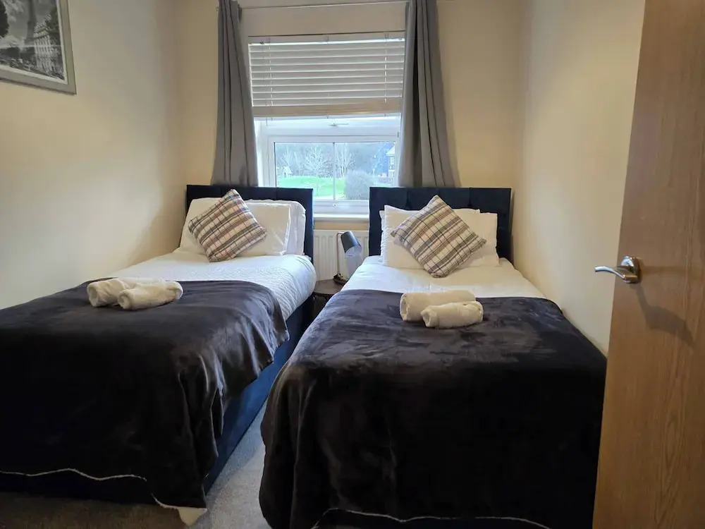 House - Sleeps 6 & Parking