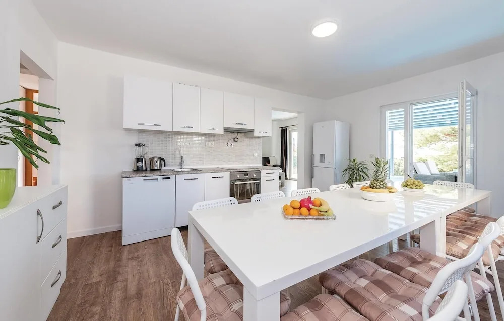 Amazing Home in Brodarica With Wifi and 6 Bedrooms