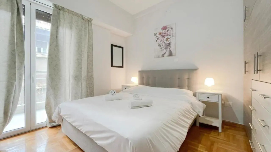Kodrigktonos Central 77sqm apt in Viktoria