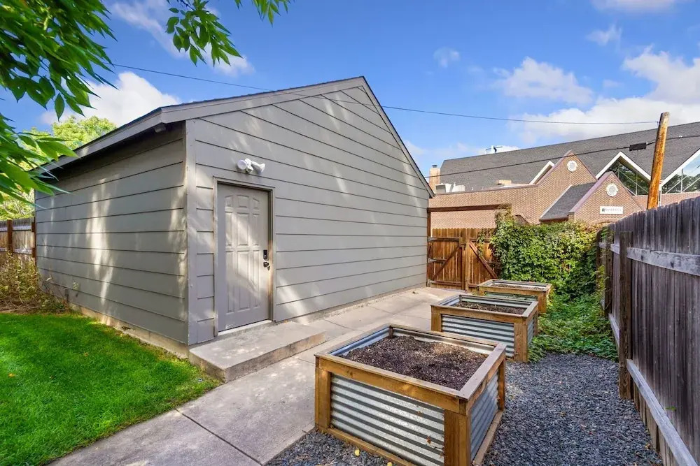 Shade Tree Bungalow Old Town, Yard & Garage