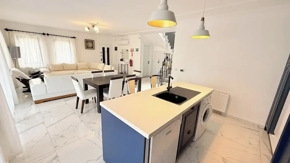 Villa-Sleeps 8-Parking-Pool-Bbq