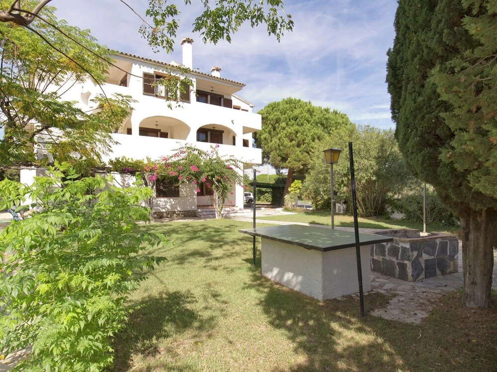 Small Building with 4 Apartments near Beach
