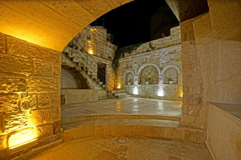 Risus Cave Suites