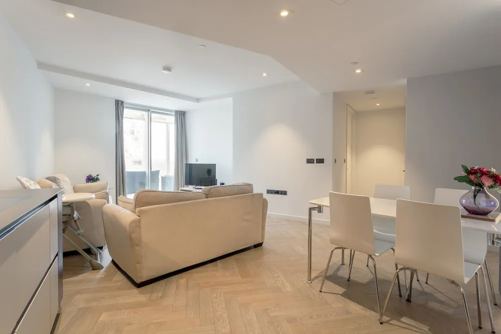 Incredible 1 Bedroom Penthouse with Balcony in Battersea