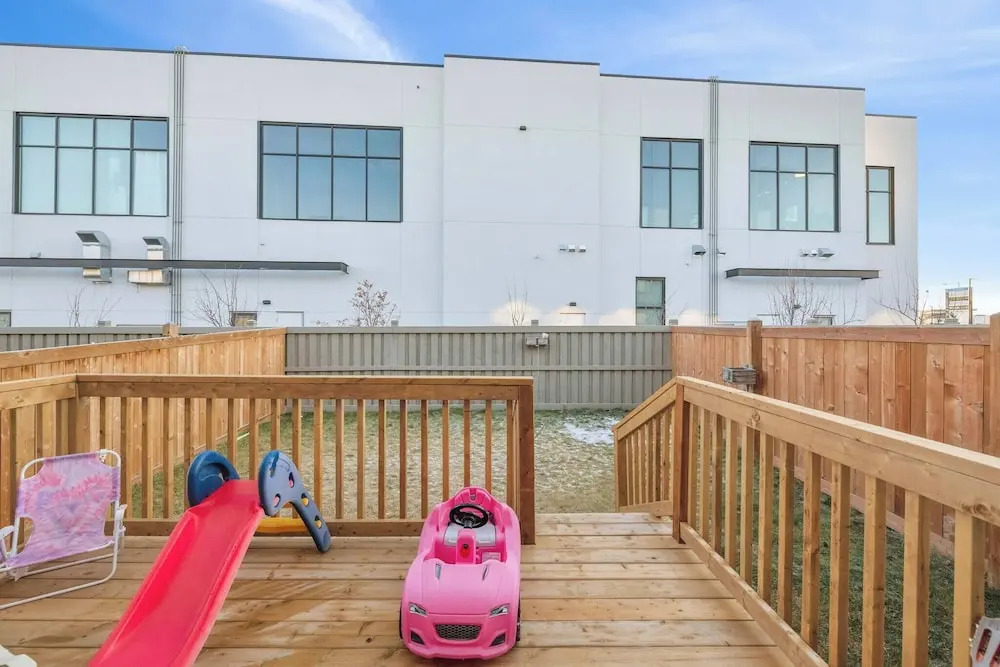 Modern 3BR Home Edmonton Near by Airport