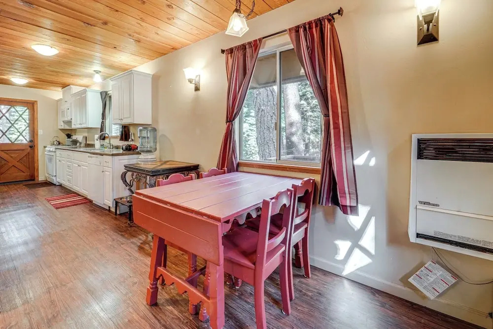 Near Slopes, Donner Lake & Trails! Woodsy Retreat