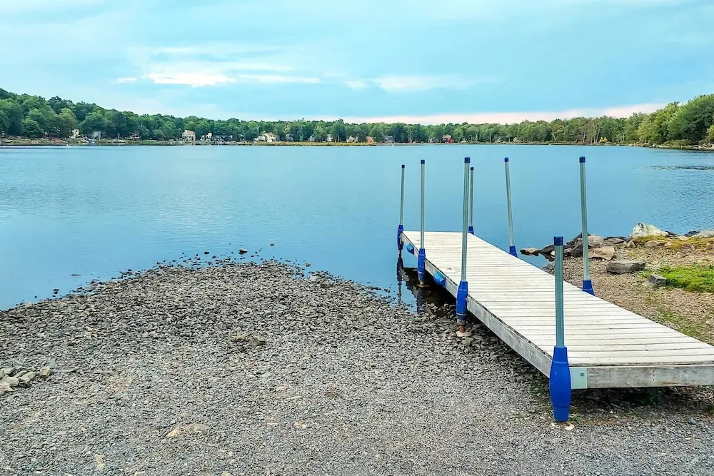 Poconos Cabin: Serene Deck, Fire Pit & Game Room