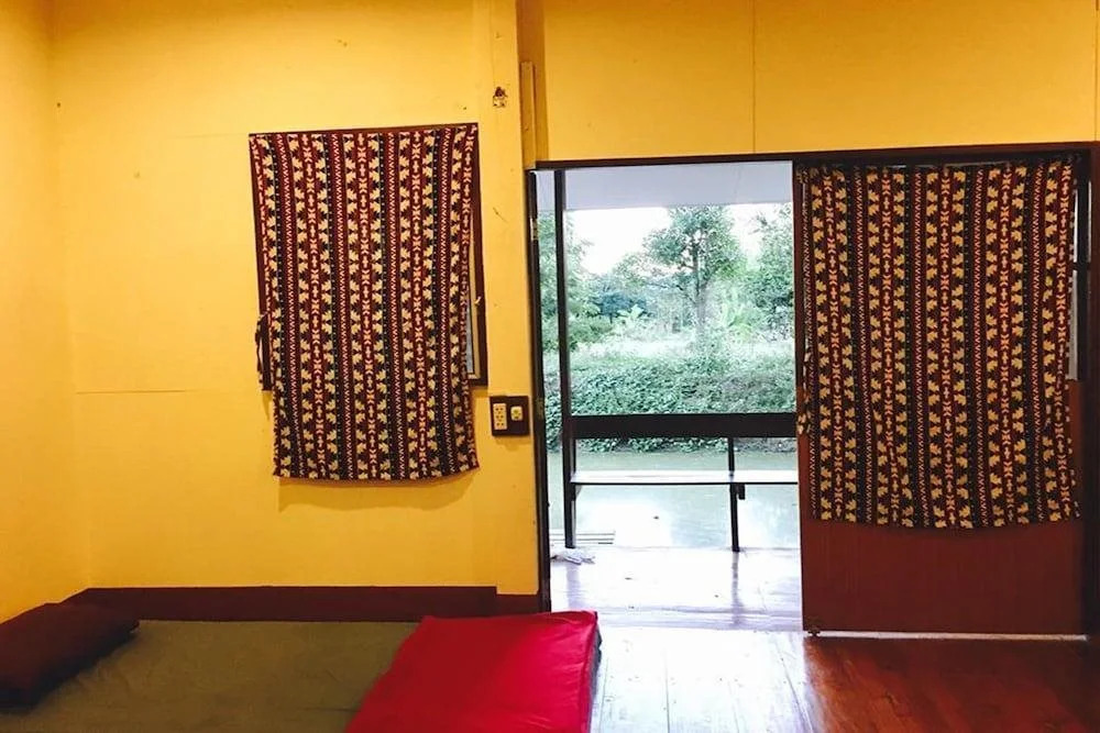 Slow Life Coffee Bar and Hostel