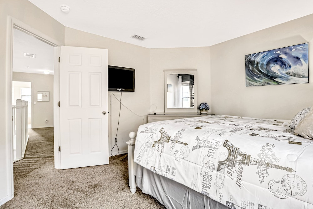 Charming Home With Pool, Pool Spa, Lanai, Central AC, & Washer/dryer