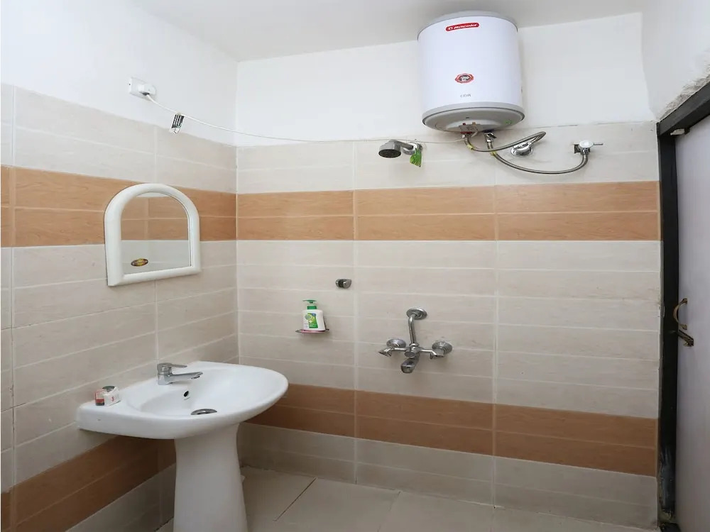 OYO 13288 Hotel Rajashree Inn