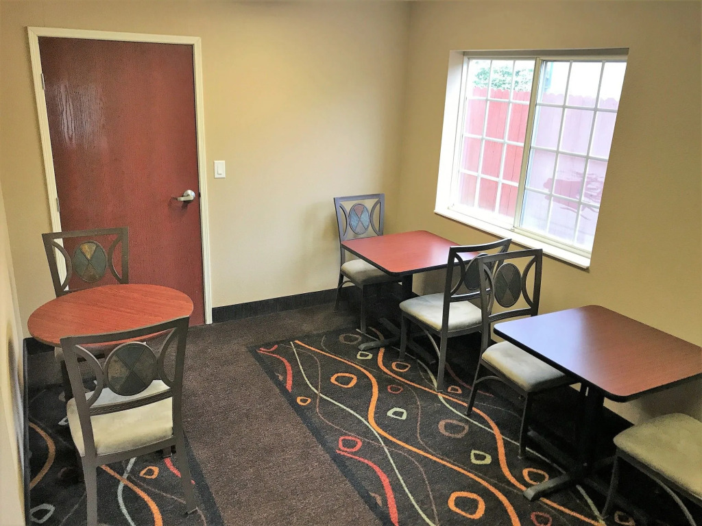 HomeTown Inn & Suites