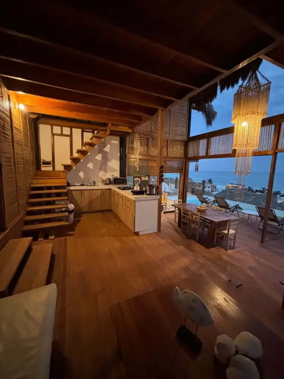 w Relaxing Oceanfront 5BR in Punta Veleros