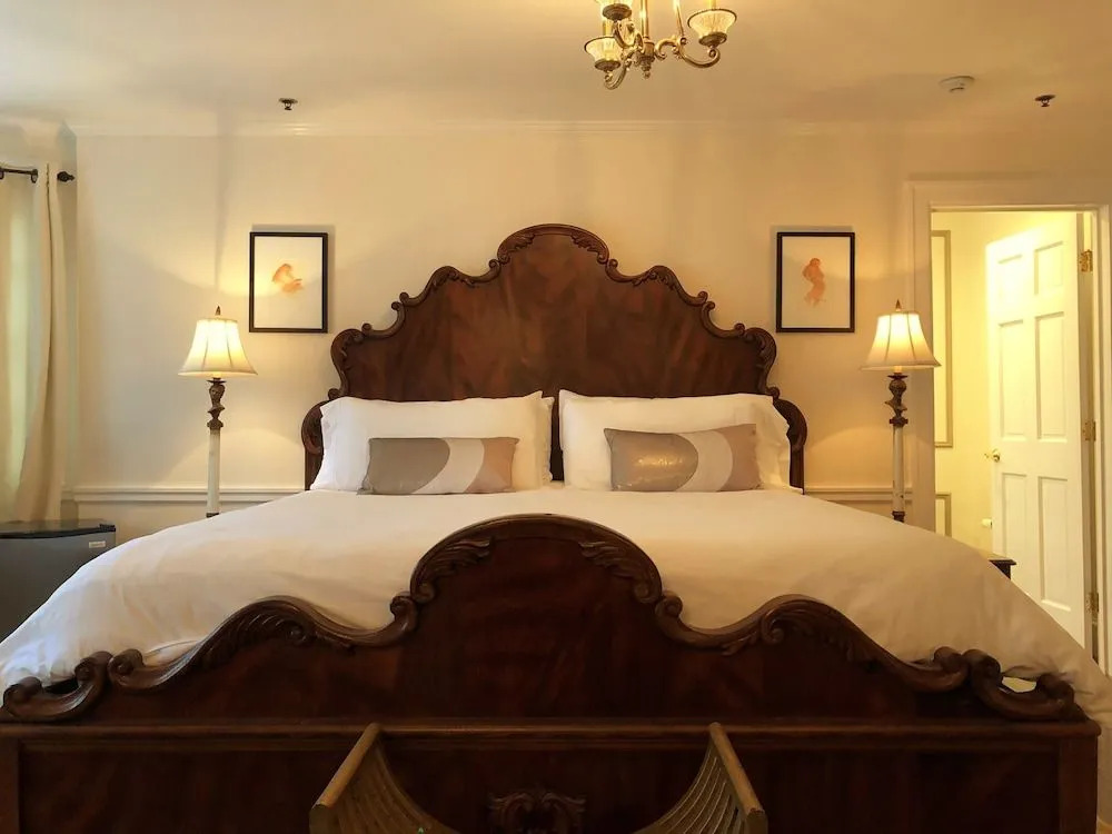 Ivy Manor Inn Village Center