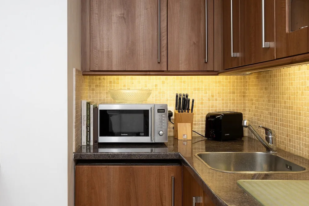 2 Bedroom Apartment With River Views Near Canary Wharf and City