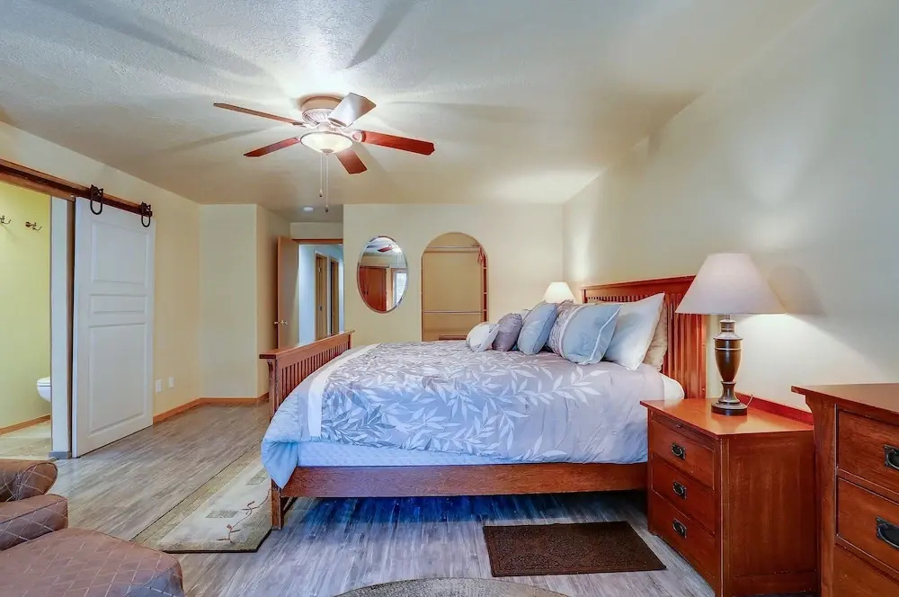 Pet-Friendly 13 Ollalie Home features Double Car Garage by RedAwning